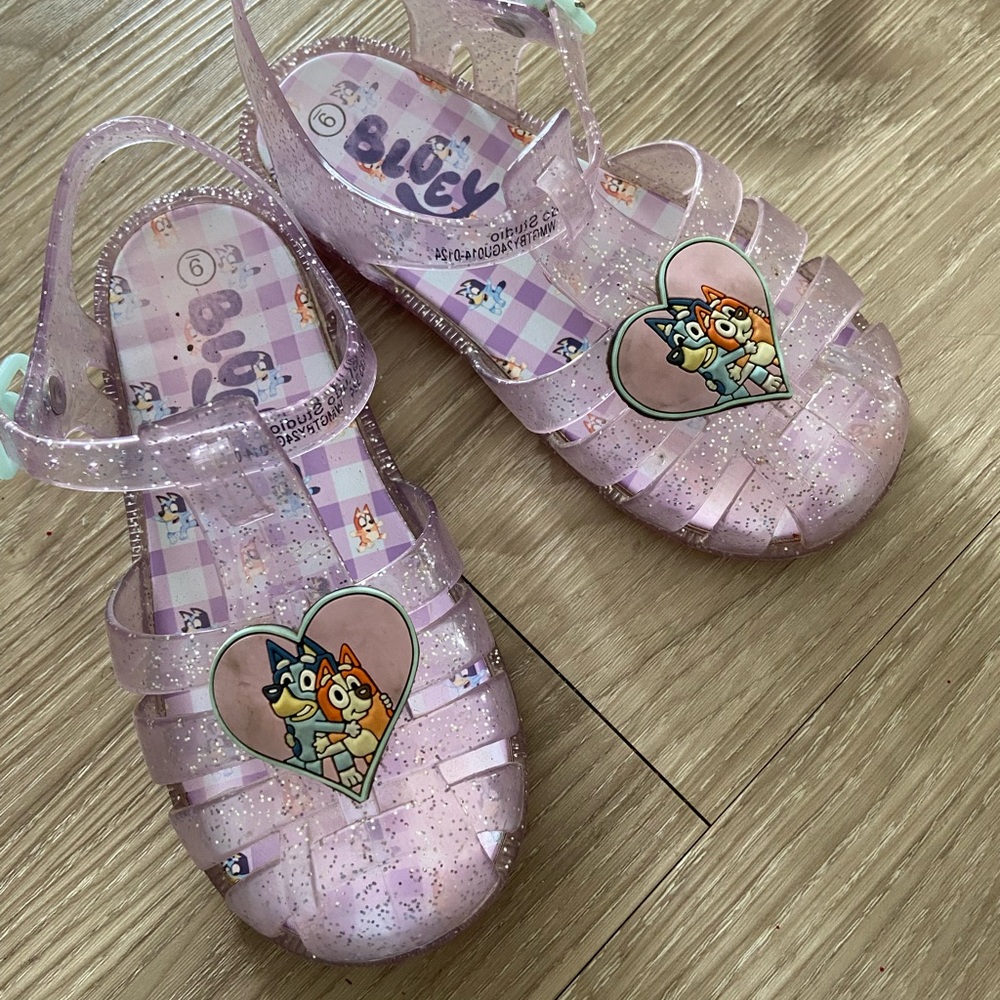 Kids Glitter Jelly Sandals with Cartoon Heart Accent - Pink
